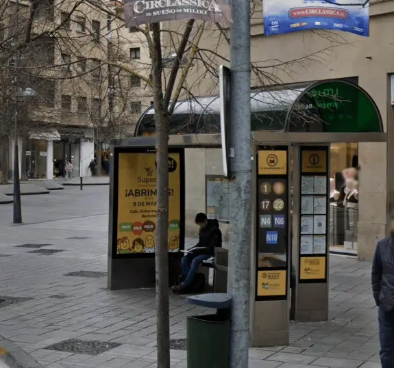 Marquesina en el Ensanche y Plaza del Castillo Marquesina publicitaria junto a la Plaza del Castillo en Pamplona